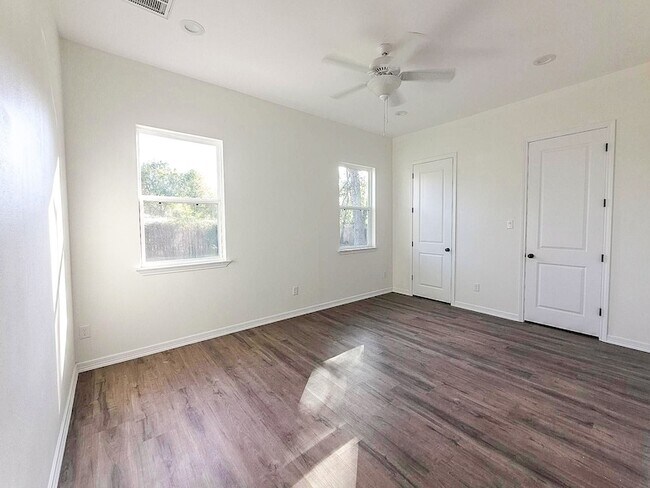 Building Photo - 427 Vane Way