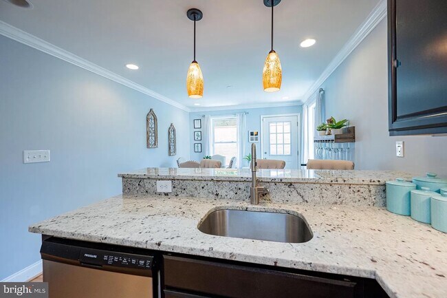 Eat in kitchen - 217 S Regester St