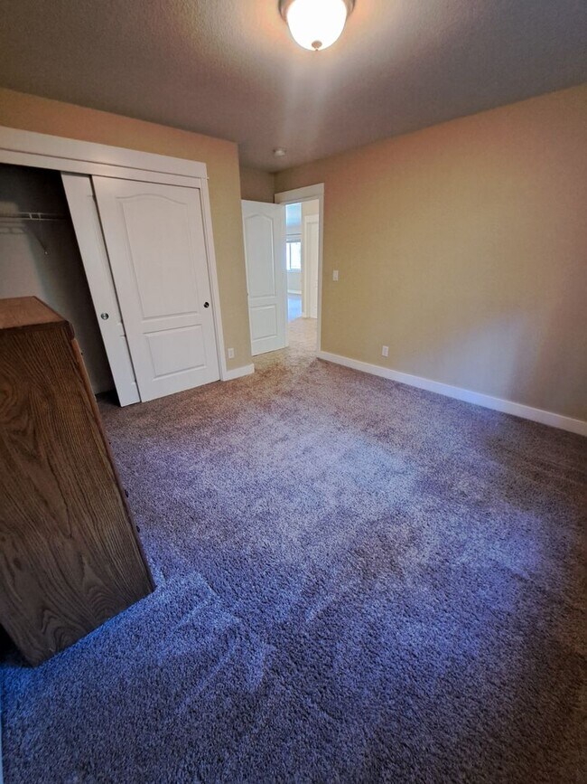 Building Photo - Secluded 5 bedroom Amazing Views Green Space