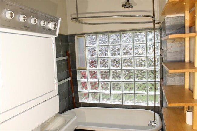 Building Photo - 1075 Manigault St SE