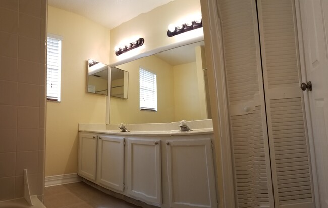 Second floor bathroom - 7438 Victoria Cir