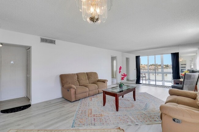 Building Photo - 410 Wilma Cir