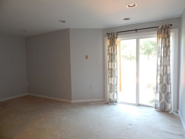 Building Photo - Cozy TH in Great Alexandria Location!