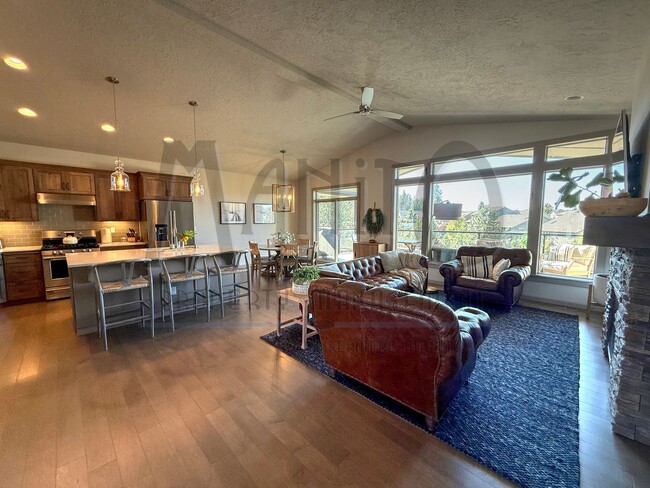 Building Photo - Spacious Eagle Ridge Home