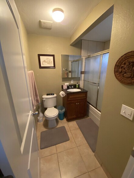 Building Photo - 172 W Elm Ct