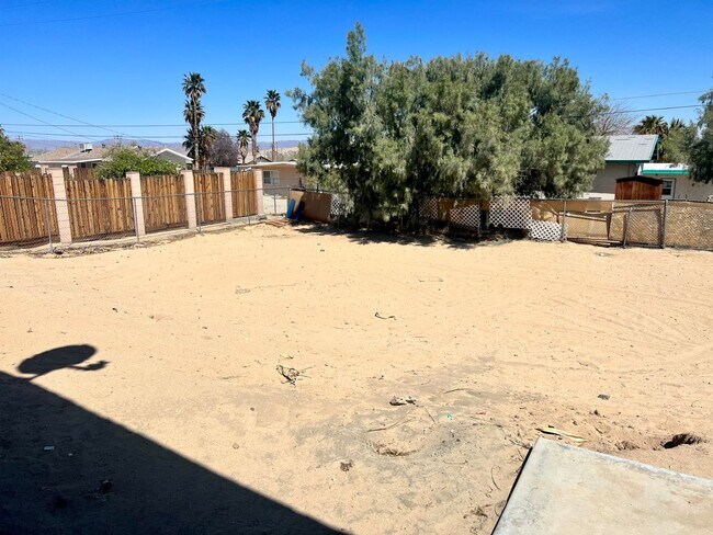 Building Photo - 5 Bedroom 2 Bath - Close to 29 Palms Marin...