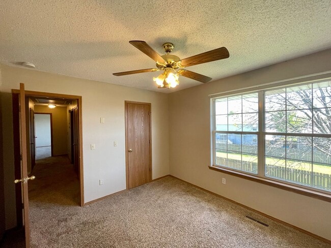 Building Photo - Beautiful 2 story, 5 bedroom, 3 bath home available NOW!