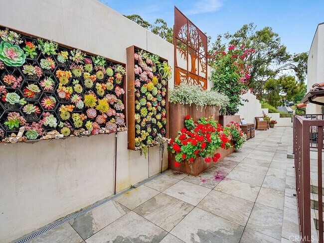 Building Photo - 75 Marbella