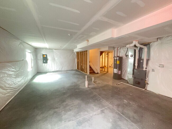 Building Photo - 1619 Port Royal Dr – 4 Bed/2.5 Bath in Belterra (Papillion) | Open Concept, Fireplace, Walk-In Pa...