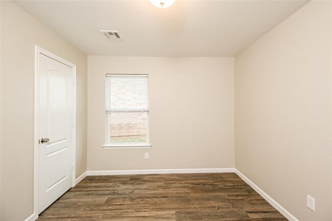 Building Photo - 7108 Meadow Lake Dr