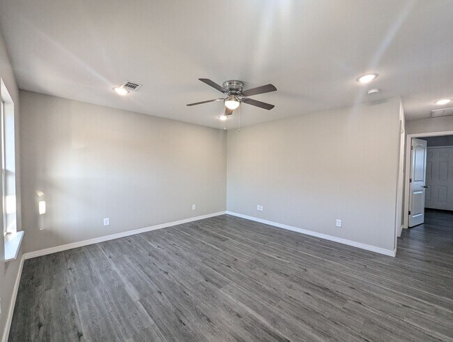 Building Photo - 2 Bedroom • 2 Bathroom • Triplex Unit in S...