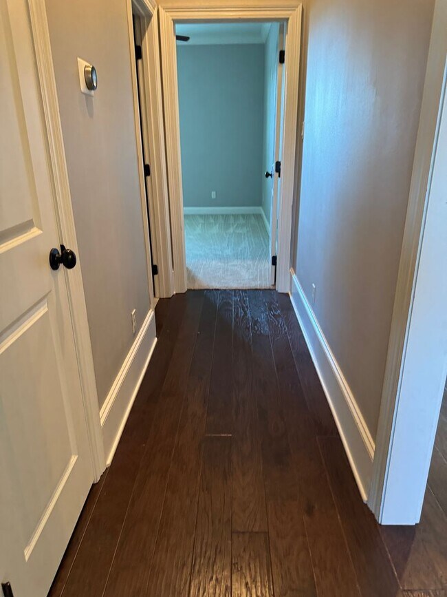 Building Photo - Gated community with community POOL!!!!