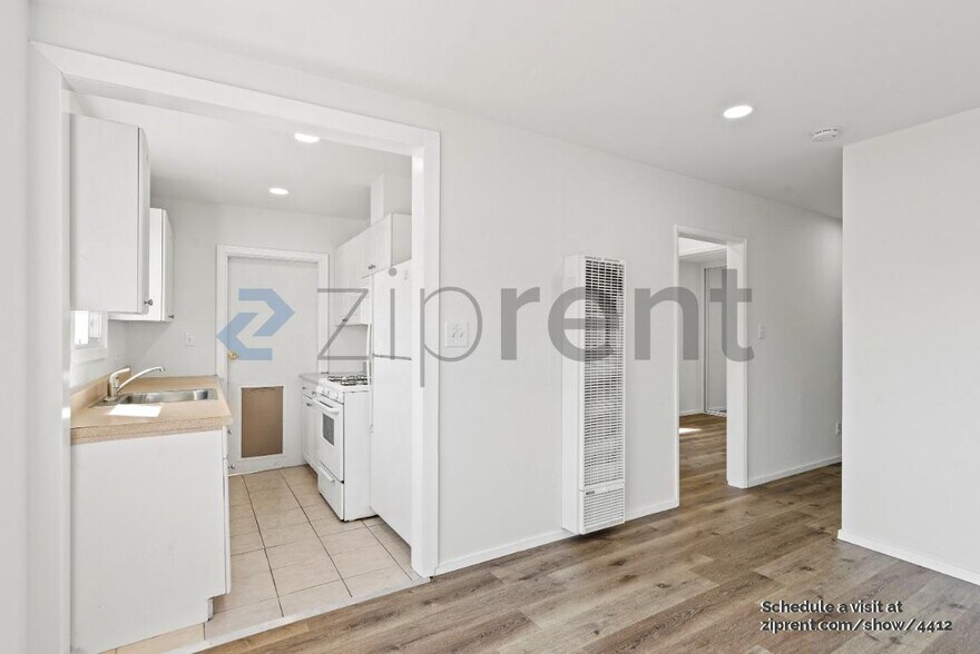 Building Photo - 5210 Sacramento Ave