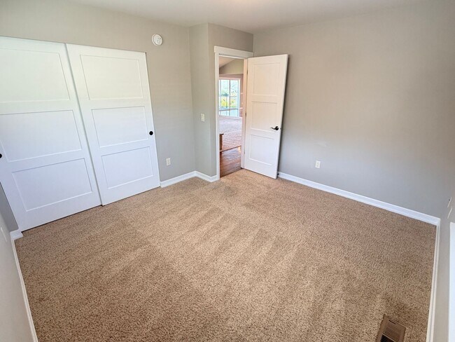 Building Photo - Luxury, golf course living with VIEWS! 3+ bed, 3 bath, three car garage and so much more!