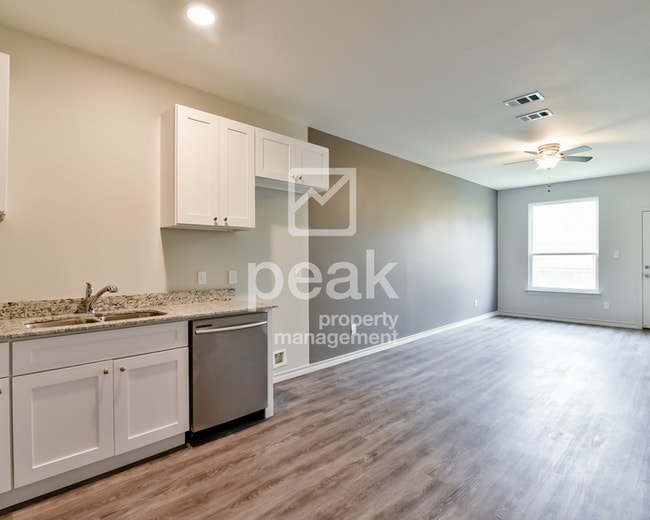 Building Photo - $1599! 3 Bed 2 1/2 Bath home in FORT WORTH!