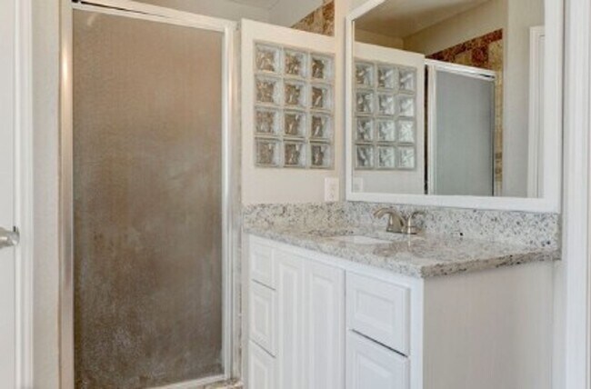 Building Photo - AVAILABLE NOW  (SECTION 8 ACCEPTED)