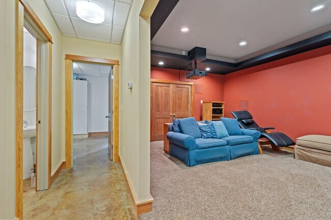 Building Photo - 817 Oasis Dr