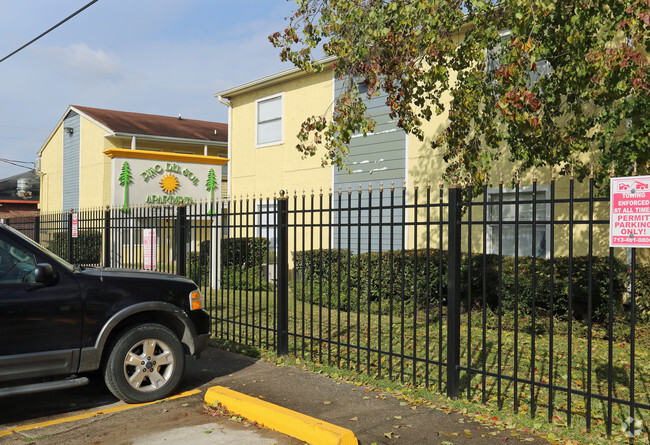 Primary Photo - Pino Del Sol Apartments