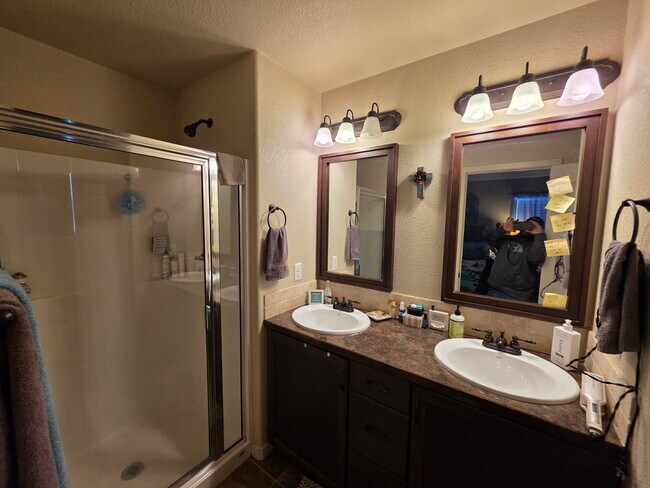 Building Photo - 121 Primrose Ct