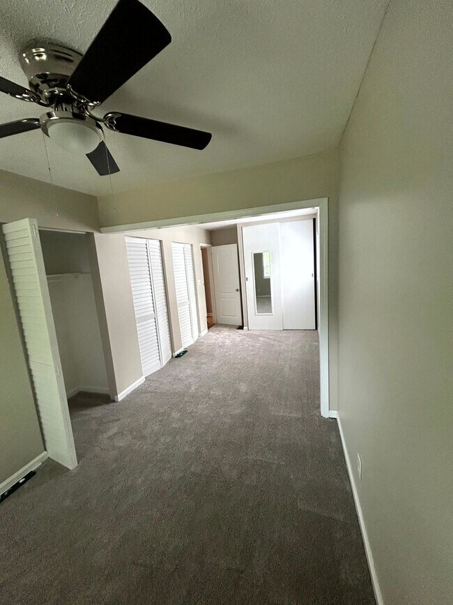 Building Photo - Beautiful 3-Bed Home in Prime Jeffersontown Location!