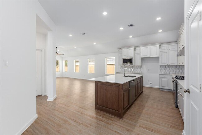 Building Photo - 28809 Mount Bonnell Dr