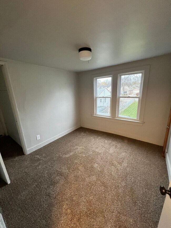 Building Photo - 3 Bedroom Single Family