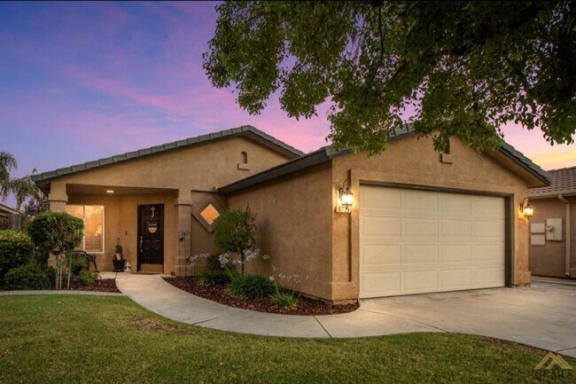 Building Photo - HOUSE