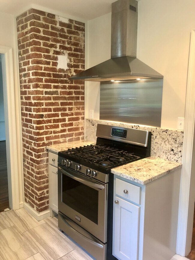 Building Photo - Stunning Midtown Home In Highly Desirable Bren Rose!