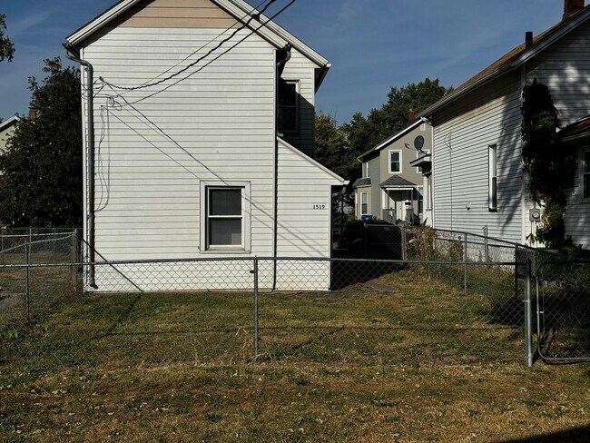 Building Photo - Interested in a two-bedroom house that includes a large garage. Please let us know