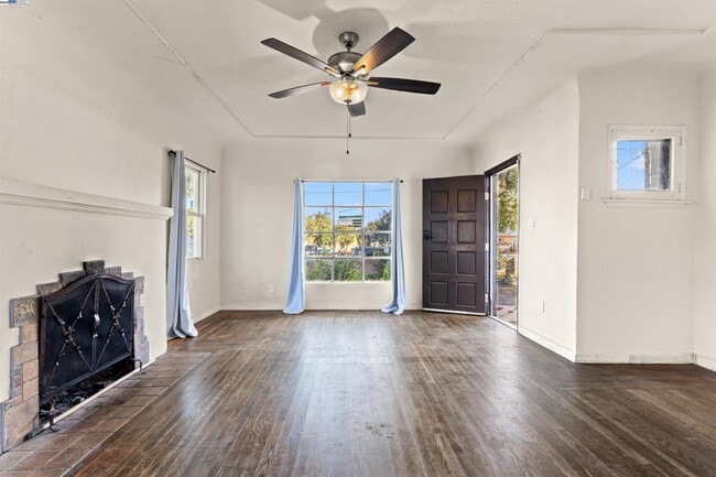 Building Photo - 2081 Oakwood Dr