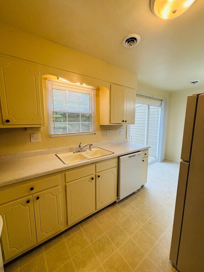 Building Photo - 2 Bedroom, 1.5 Bath Townhouse
