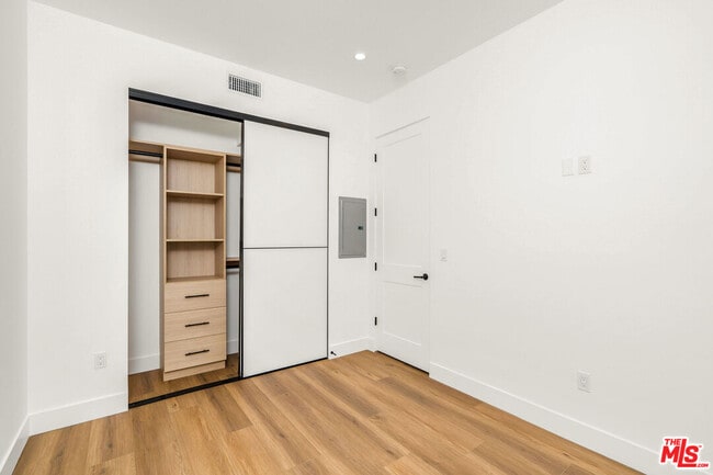 Building Photo - 2204 1/2 Carmona Ave