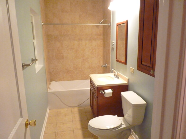 Bathroom w/Ceramic Tile - 1236 S Washington St