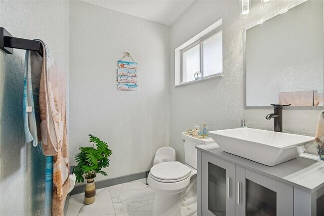 Building Photo - 1062 Greenturf Rd