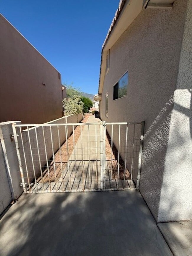 Building Photo - Occupied Do Not Disturb Tenant 3 Bedroom Plus Den & 2 Bath home Contact Property Pros Property Ma...