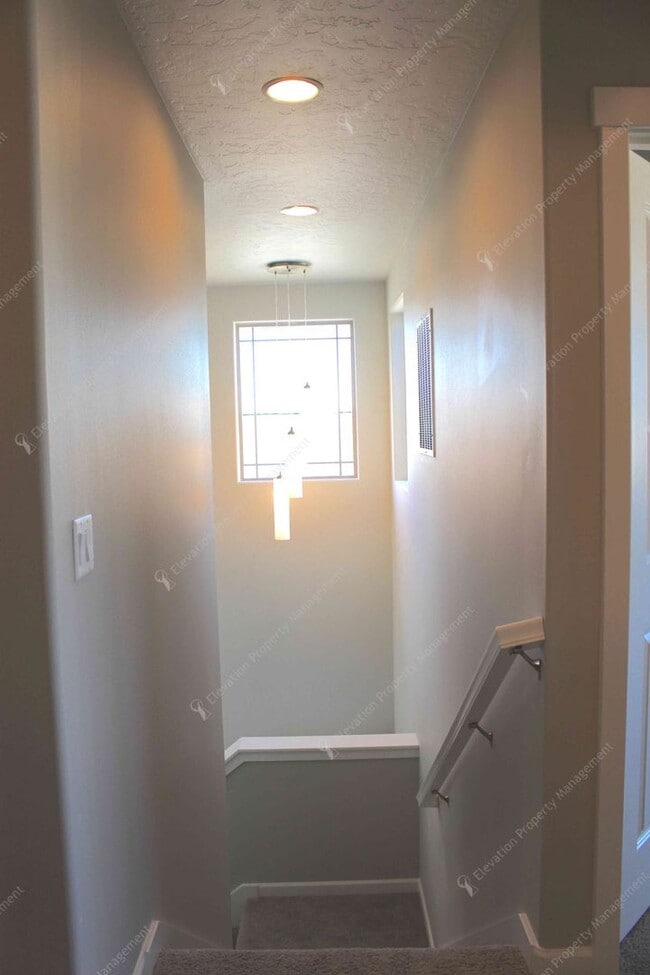 Building Photo - 3 BR home in Northwest Redmond w/ Mountain Views