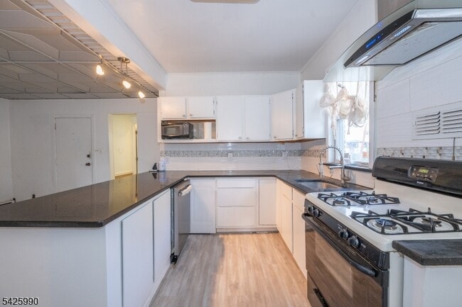 Building Photo - 12 Garfield Ave