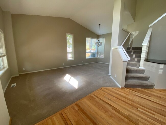 Building Photo - Wonderfully maintained home in quiet neigh...