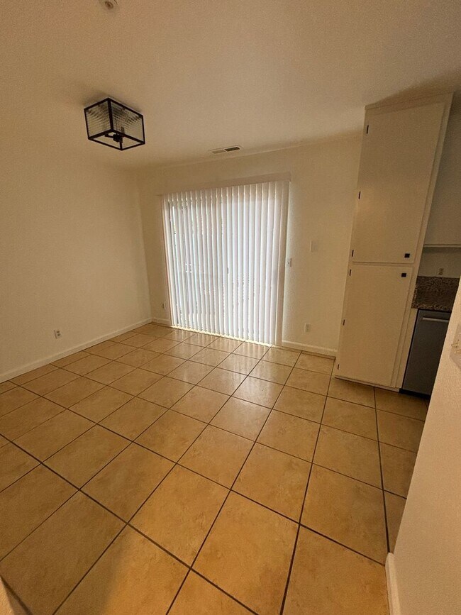 Building Photo - Beautiful 3 Bedroom, 1.5 Bath Townhome Available now!