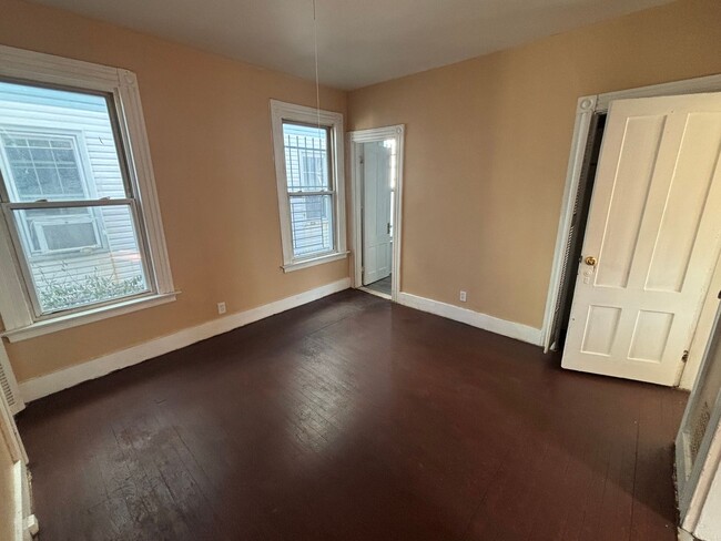 Building Photo - 37 Hotchkiss St