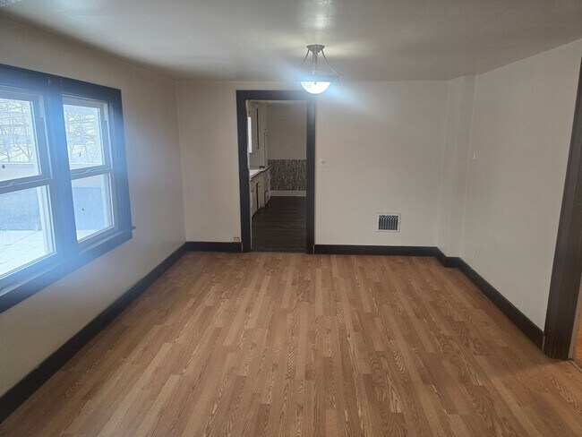 Building Photo - 921 N Maple Ave