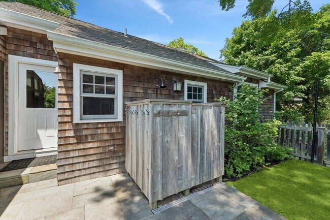 Building Photo - 695 Main St