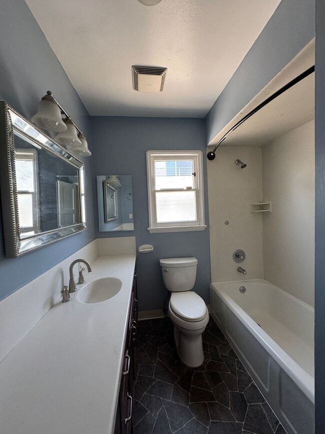 Building Photo - LOVELY 4BD 1,5BA HOME W/Large Backyard