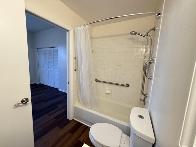 Building Photo - Beautifully remodeled 6 bedroom - 3 bath home in Summerfield Village