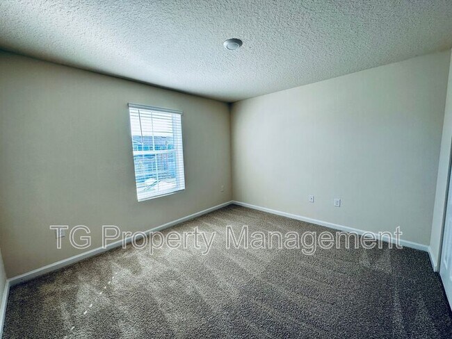 Building Photo - 70 Oarsman Xing Dr