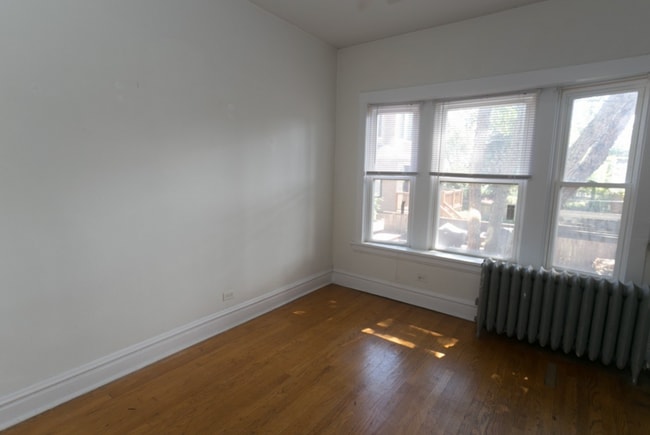 Building Photo - Lincoln Square / Ravenswood - 2 Bed / 1 Bath - Heat Included