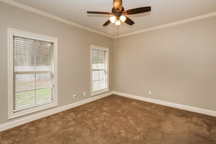 Building Photo - 631 Westhill Rd