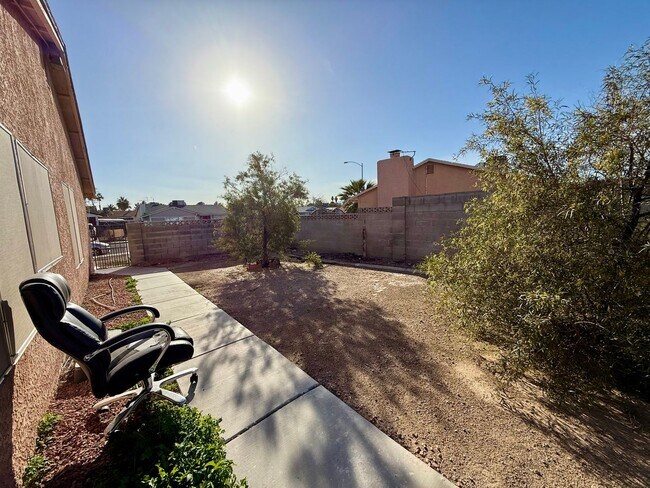 Building Photo - Fully Furnished 4-Bedroom Home in Prime Central Las Vegas Location