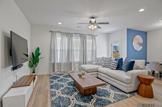 Building Photo - 5618 Cottage Lake Dr