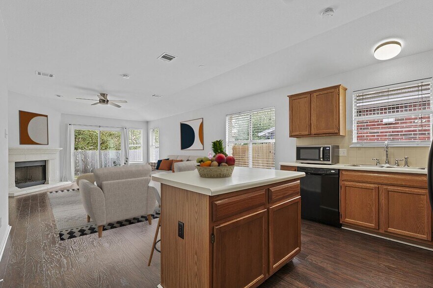 Building Photo - Spacious & comfy Willow Run home by Mills Pond